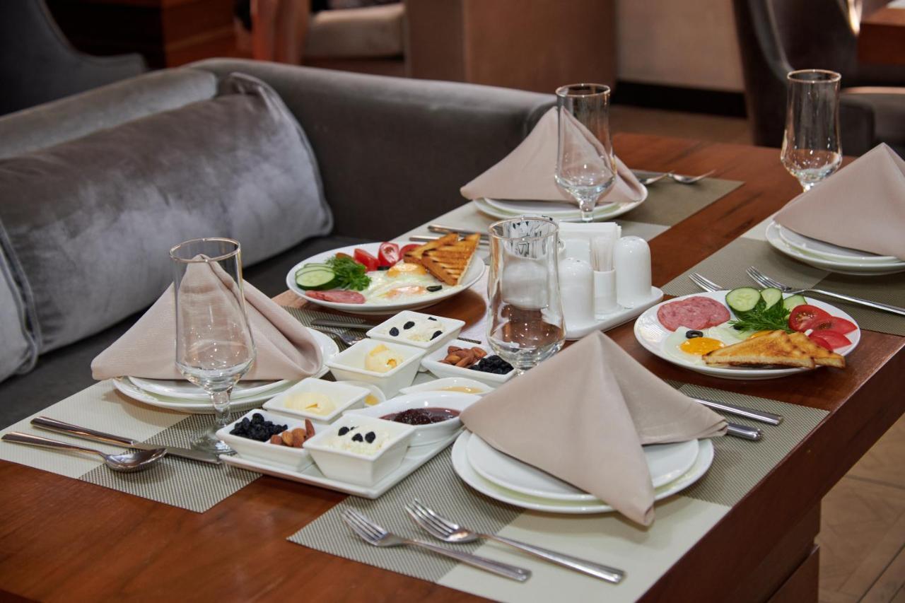 Megapolis Hotel Shymkent Eksteriør billede