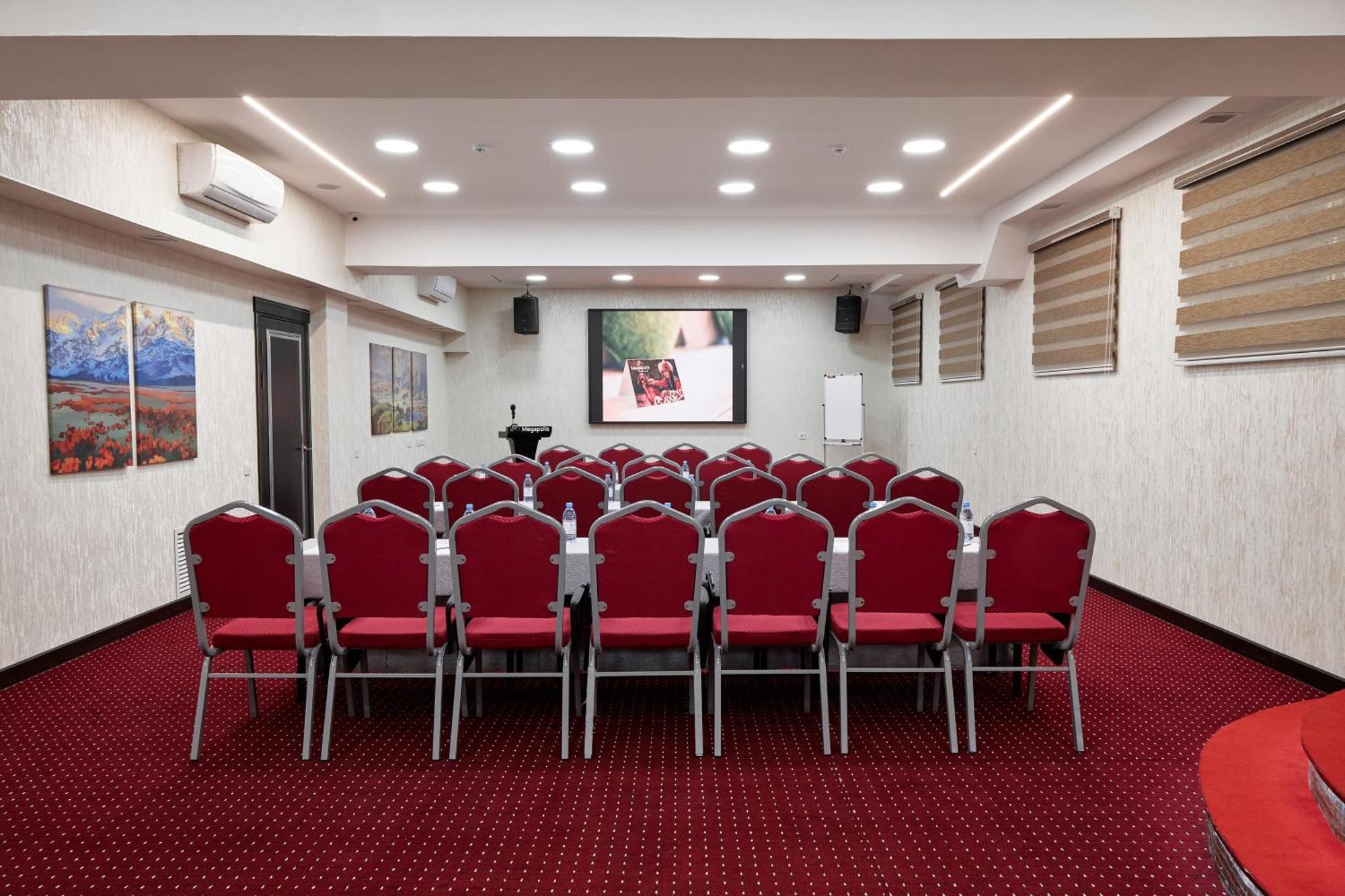 Megapolis Hotel Shymkent Eksteriør billede
