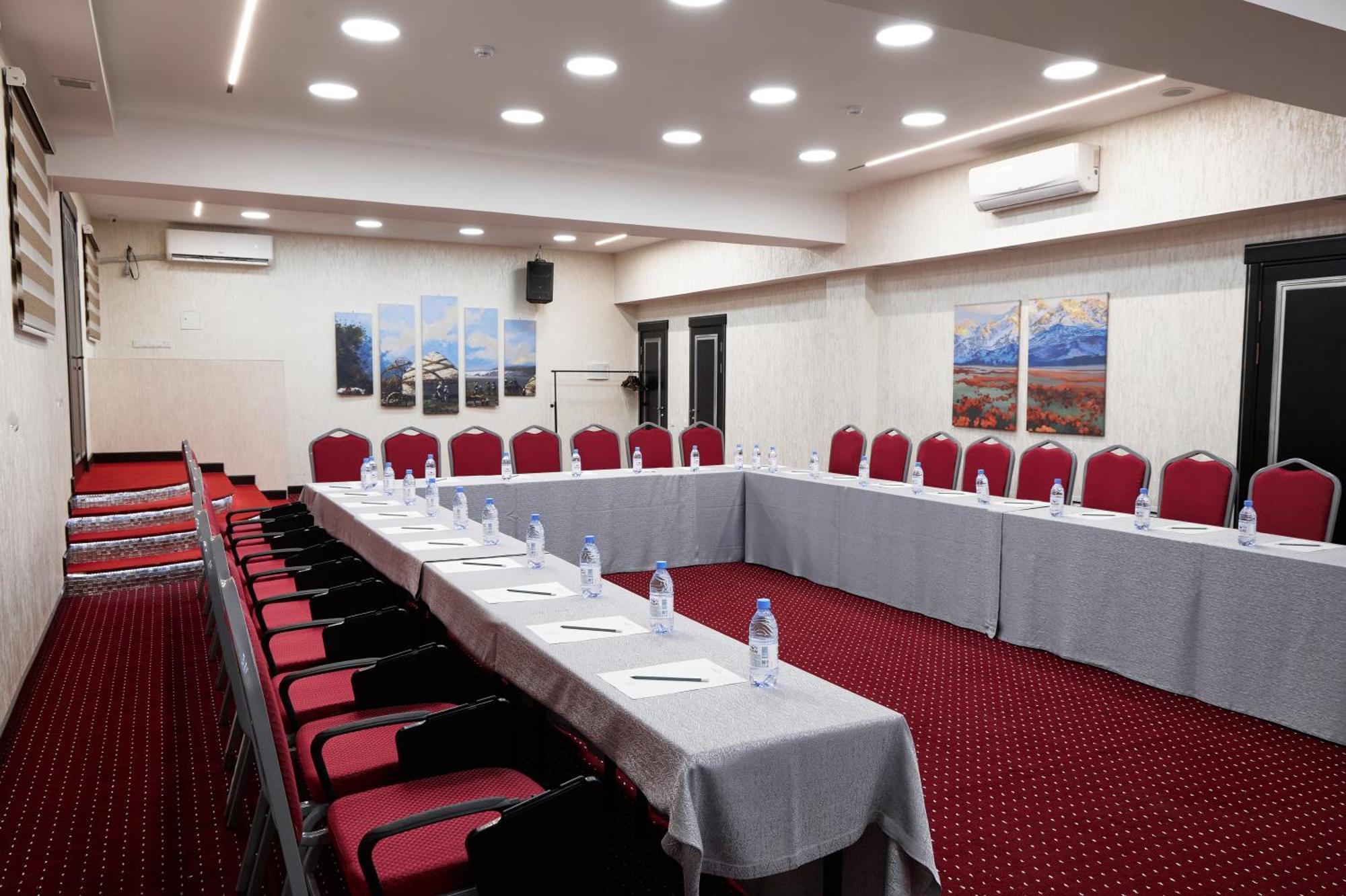 Megapolis Hotel Shymkent Eksteriør billede