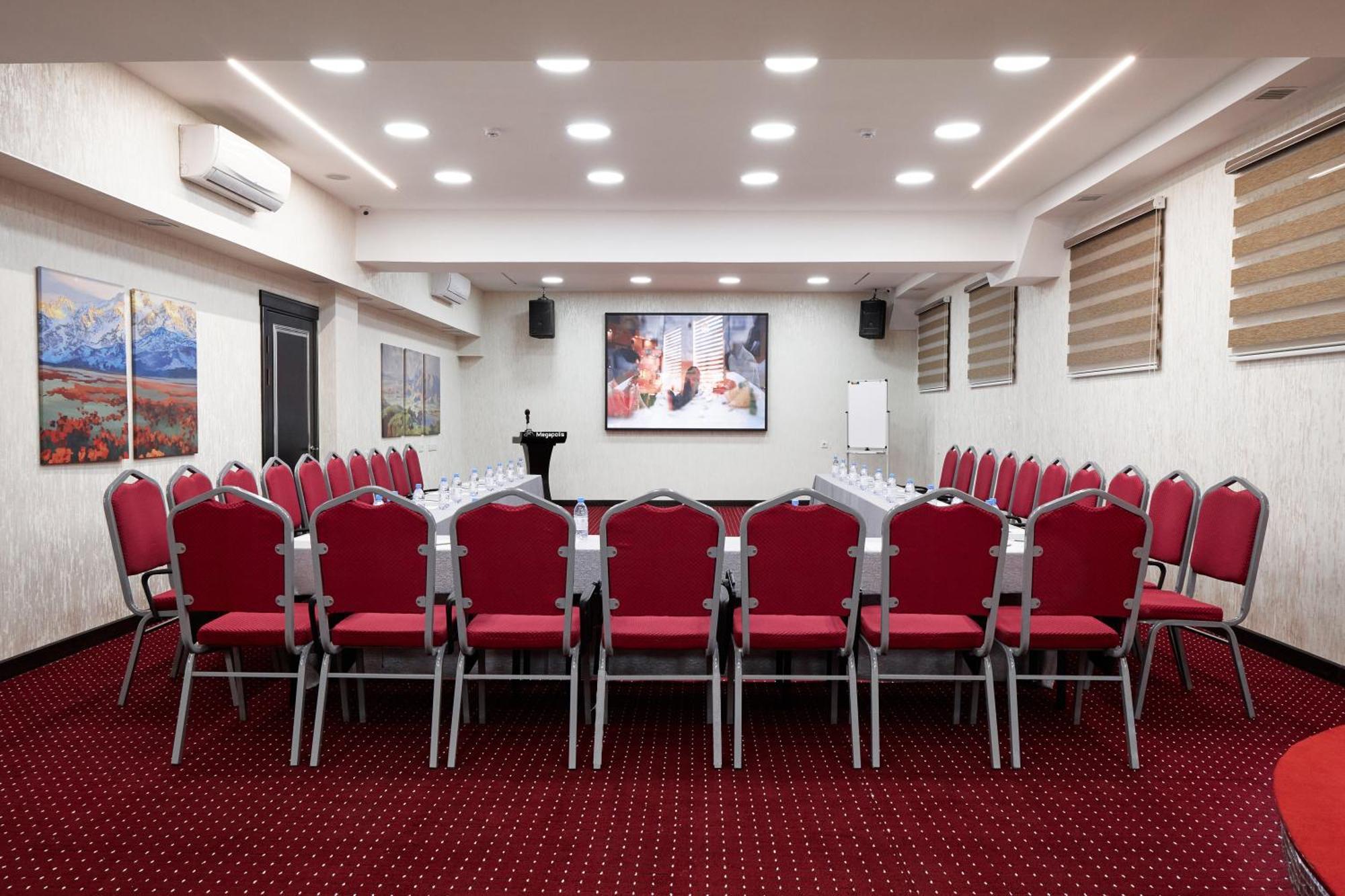 Megapolis Hotel Shymkent Eksteriør billede