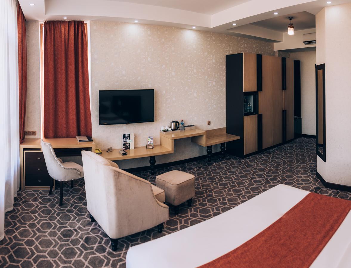 Megapolis Hotel Shymkent Eksteriør billede