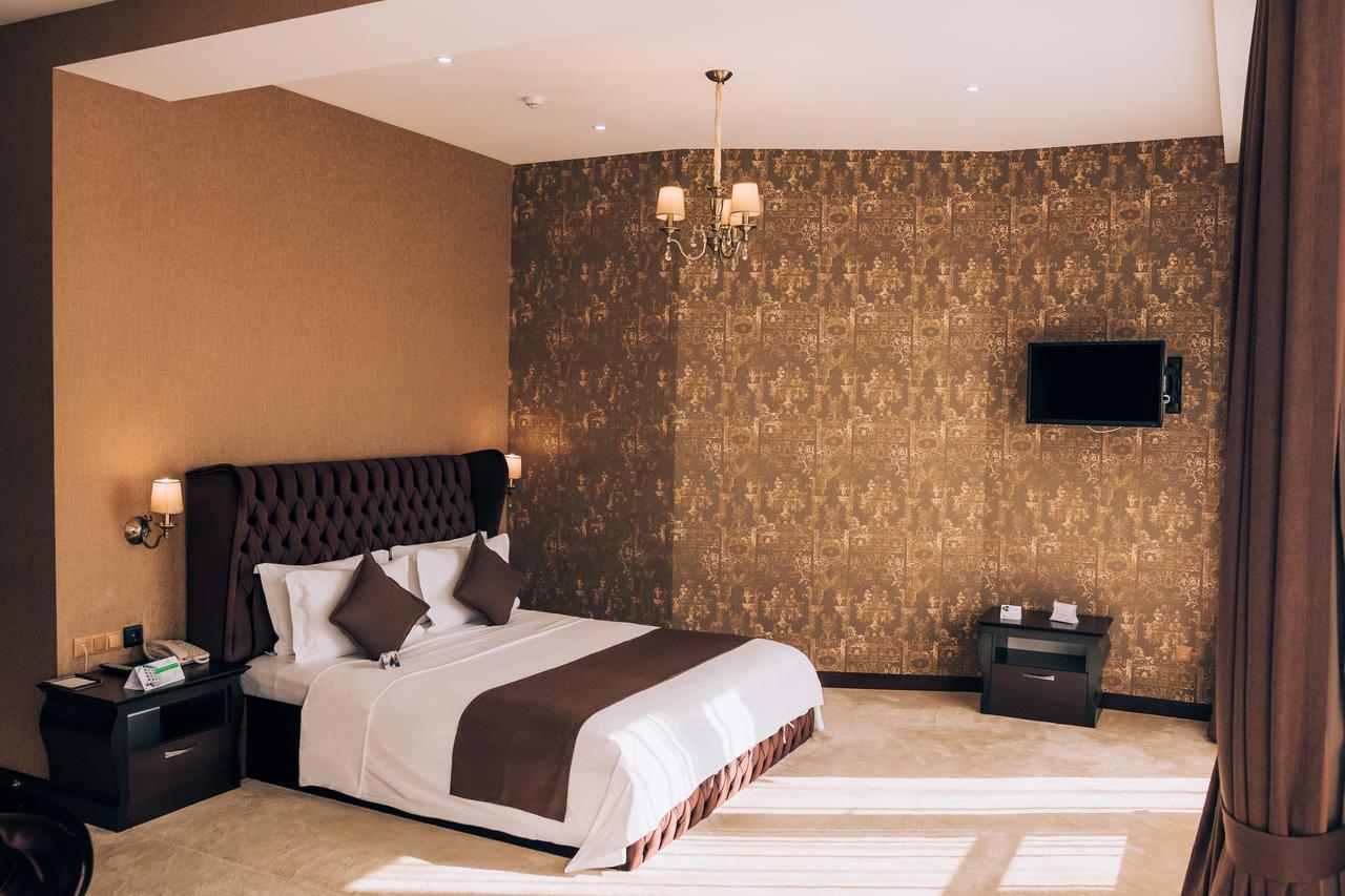 Megapolis Hotel Shymkent Eksteriør billede